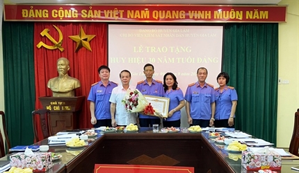 Chi bộ Viện KSND huyện Gia Lâm tổ chức Lễ trao tặng Huy hiệu 30 năm...
